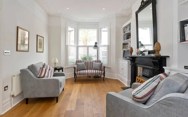 Spacious 4 Bed House, Battersea