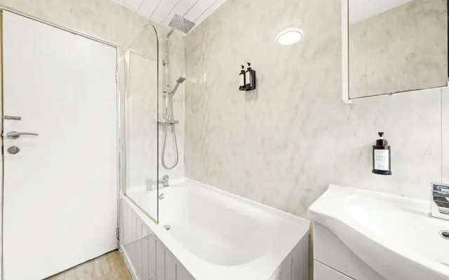 Warm Cosy Family Home With Free Parking