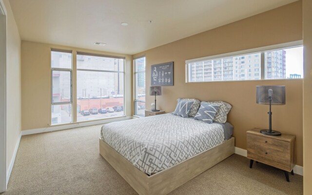 Swanky Downtown Loft! City Views! Sleeps 10!