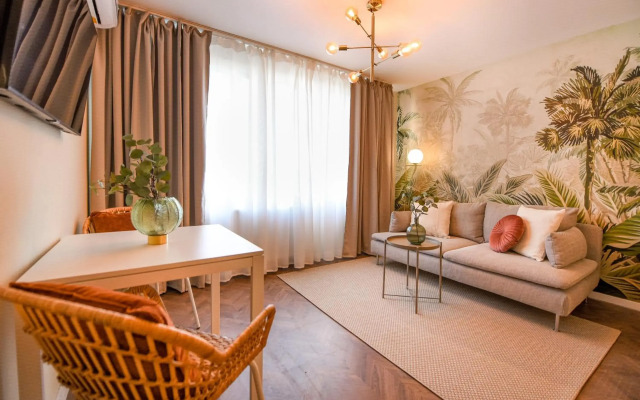 TROPICAL FEEL. 2BR Apt at Sala Palatului