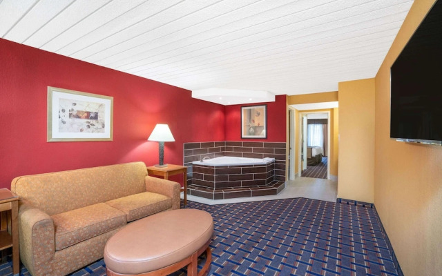 Baymont Inn & Suites Knoxville I-75