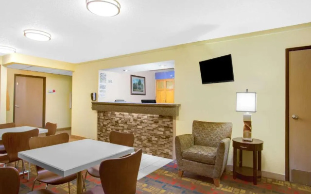 Super 8 by Wyndham Lewisburg