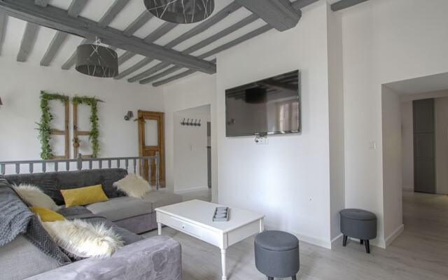 Comfy Apartment in Bayeux. Communal Terrace/livingroom and Kitchen