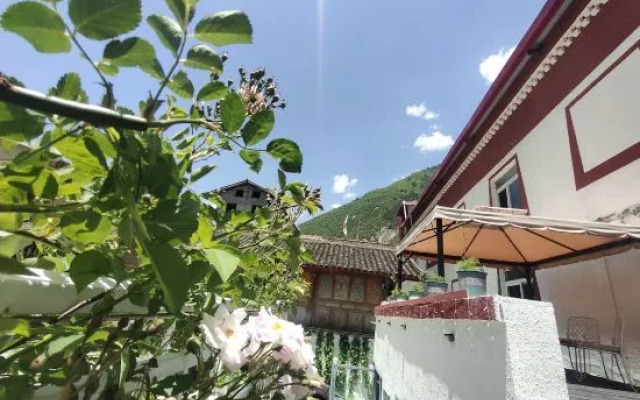 Huajianji Courtyard Home stay