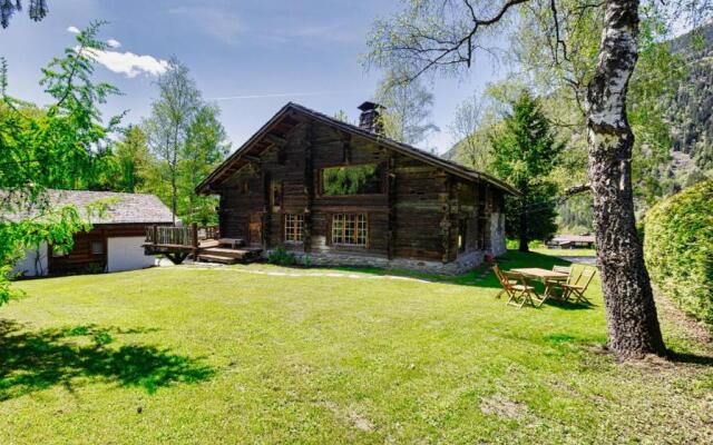 4BR Traditional Chalet BBQ + Fireplace + View