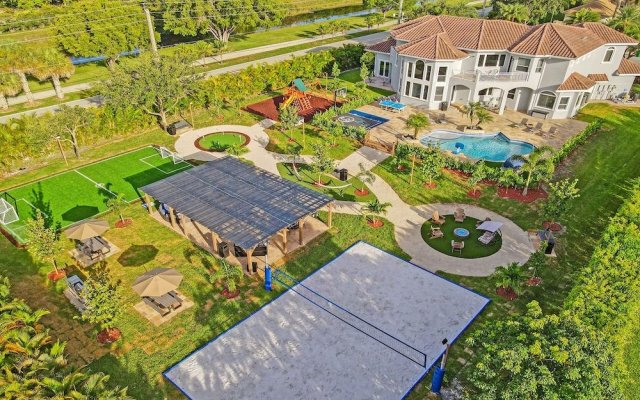 Lavish 8 Br Estate with Pool & Courts