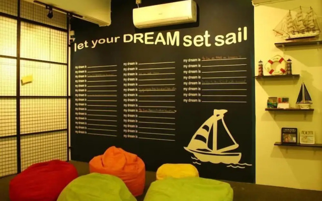 Roof Talk Theme Hostel