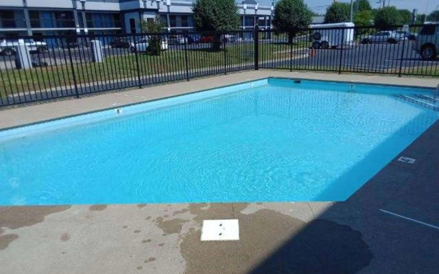 Howard Johnson by Wyndham Clarksville Tennessee