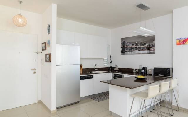 High Standard Seaside Apartment w/ Parking
