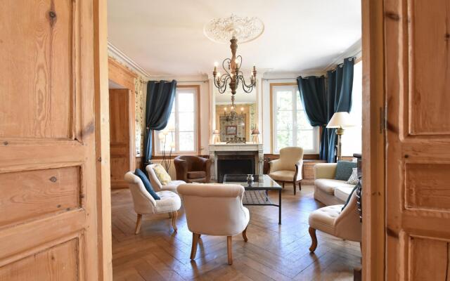 Heritage Castle in Asnieres with Garden