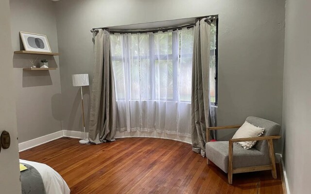 Contemporary 2 bed in Suburbs - 2081
