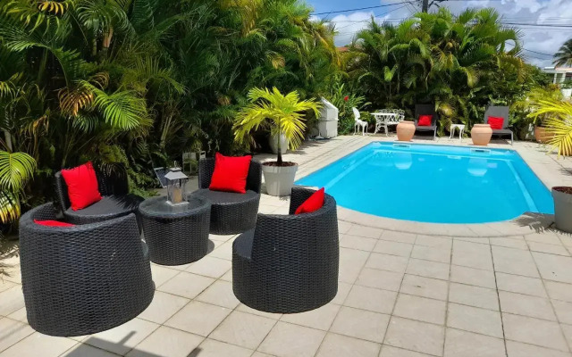 Coquet F2 Climatise Avec Piscine Au Lamentin