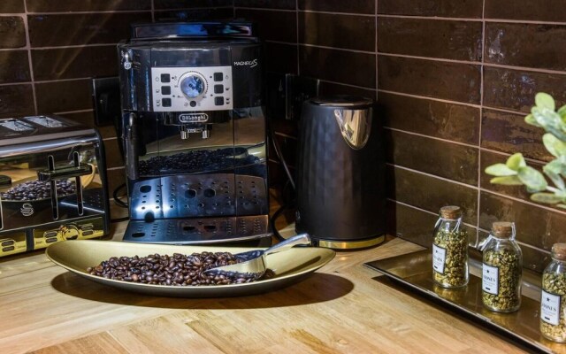 Luxury Versace Sleeps10, Hottub, Pool Table, Skytv