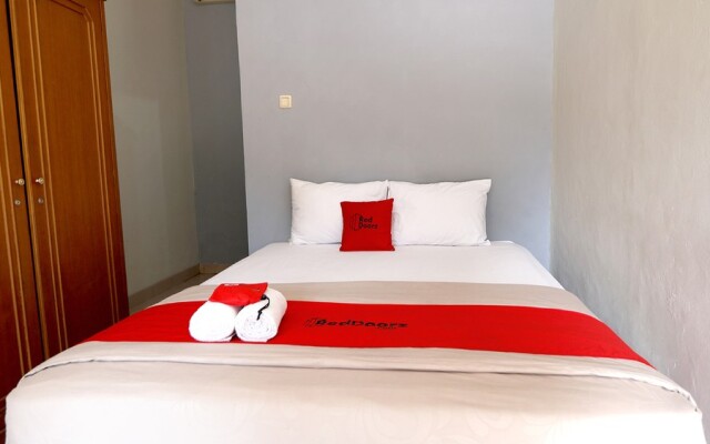 RedDoorz Plus @ Karet Pedurenan 3