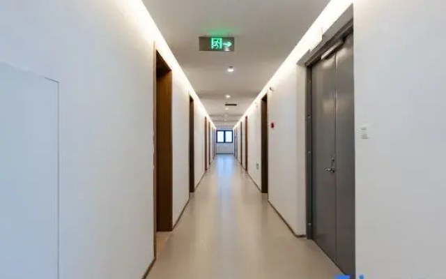 Qingmu Platinum Hotel (Nanjing Moling Subway Station)