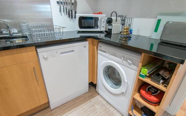 Modern 2 bed apartment, next to Hydro and SECC!