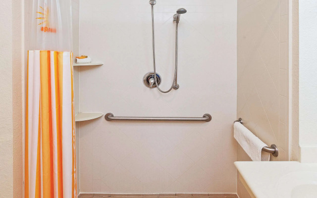 La Quinta Inn & Suites by Wyndham Columbus TX