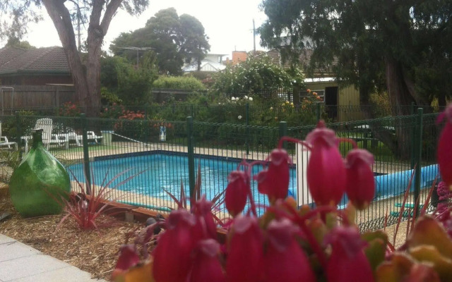 Parkwood Motel and Apartments