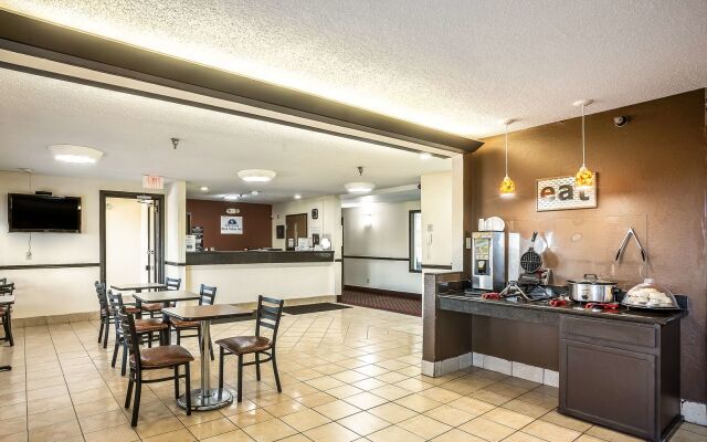 Super 8 by Wyndham Galesburg