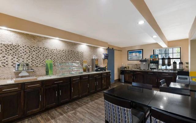 Quality Inn & Suites Airport