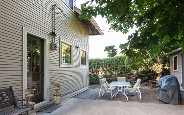 Cascade Chic 3 Bedroom Home by RedAwning