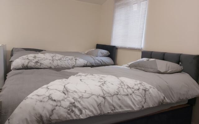 2-beds Studio Located in Parkgate Rotherham