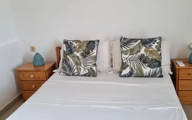 Plaka-sleeps4-parking-pool-hottub-seaviews