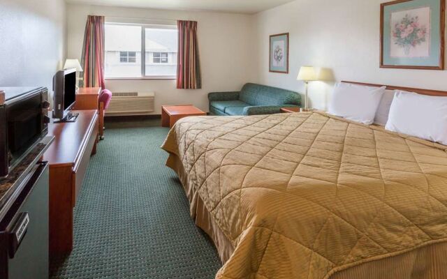 Newberg Travelodge Suites