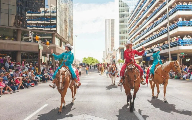 Luxury Condo Steps From Stampede Park