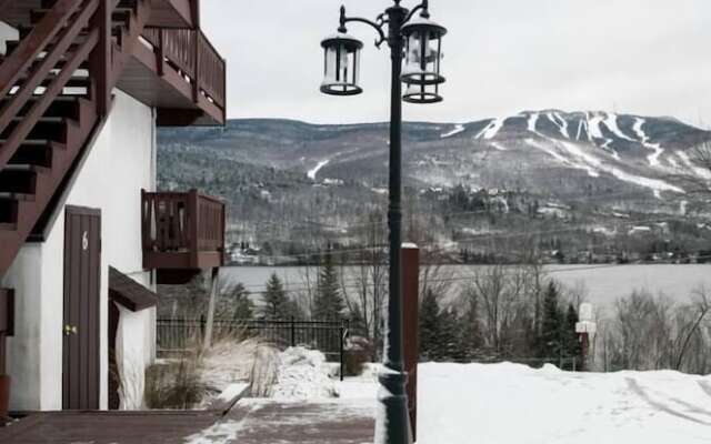 Commodious Condominium in Tranquil Lakeside Setting
