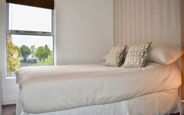 Modern 2 Bedroom Home Close to City Centre