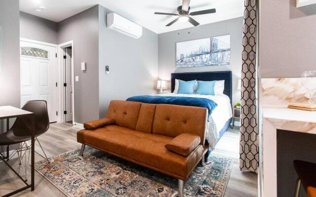 Professionals-restaurants-fastwifi-a C-desk- Pets