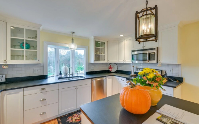 Marblehead Retreat w/ Sprawling Yard & Gas Grill!