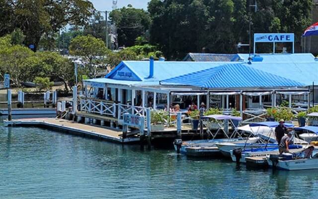 26 Wallis View - Opposite the Lake - 3 Bedroom Apartment