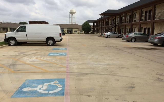 Pearsall Inn & Suites