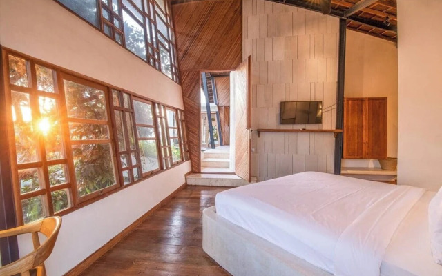 Stunning 2-br Penthouse With View, 800m to Beach