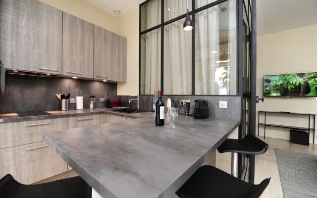 Gray d'Albion YourHostHelper