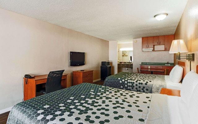 Econo Lodge Inn & Suites Near Bricktown