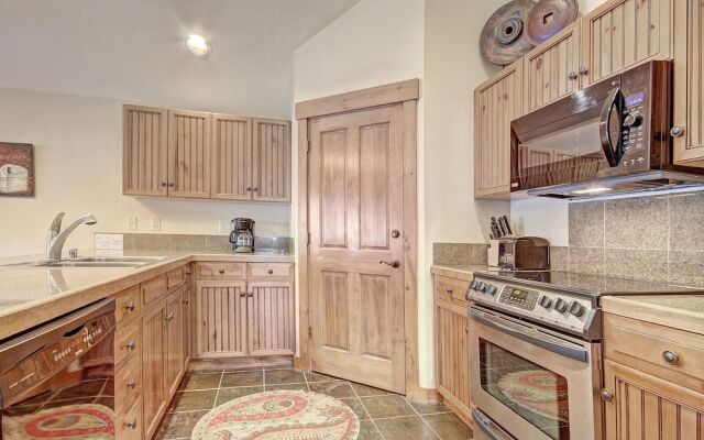 Bright + Scenic 2br - 7ppl Steps To Ski Lifts + Main Street 2 Bedroom Condo by RedAwning