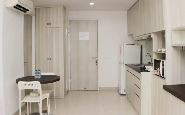 Nice And Comfy Studio Azalea Suites Apartment