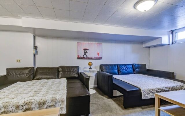 Modern Townhouse w/ Pool Table by Cozysuites