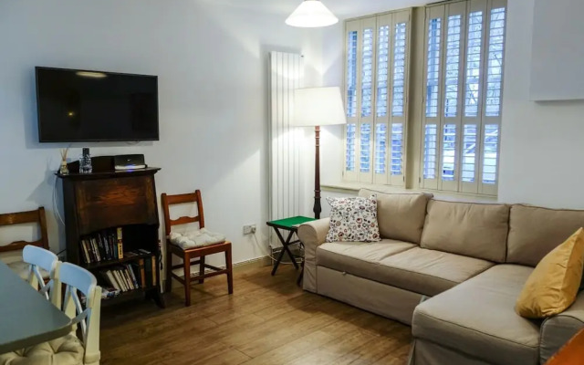 Quiet Ground Floor Mews Flat and Parking