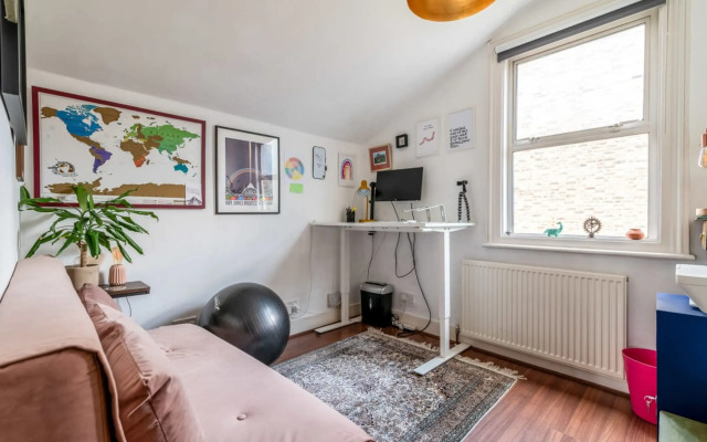 Ealing's Cozy Garden Retreat