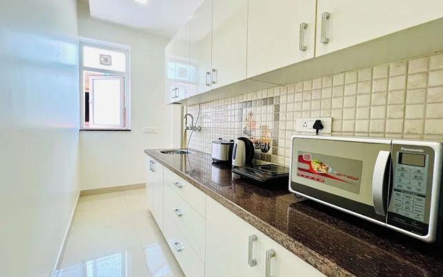 BluO Luxury Stay Medicity Balcony TubGym