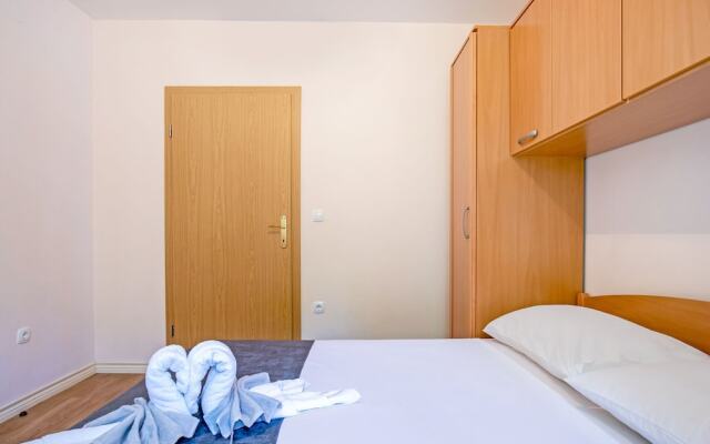 Restful Apartment in Mastrinka near Beach & Town Center