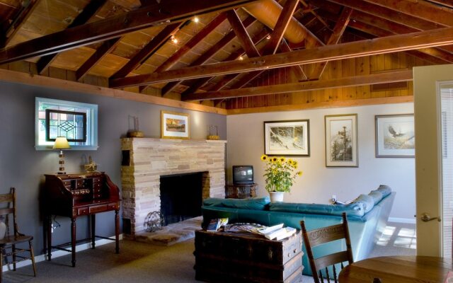 Queen's Inn By the River