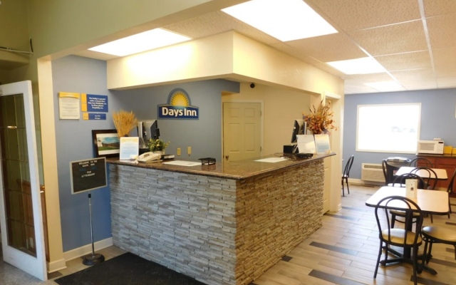 Days Inn by Wyndham West Branch Iowa City Area