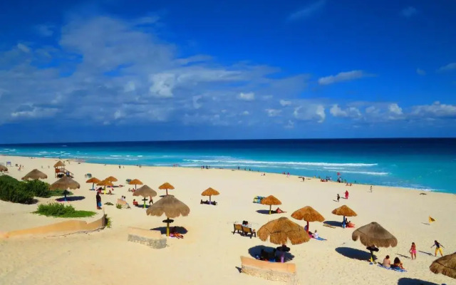 AR Cancun Plaza