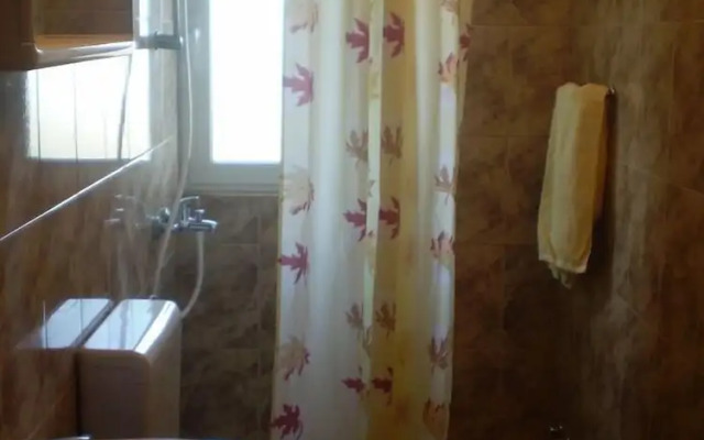 Robi- Swimming Pool and Beautiful Garden - A1-žuti