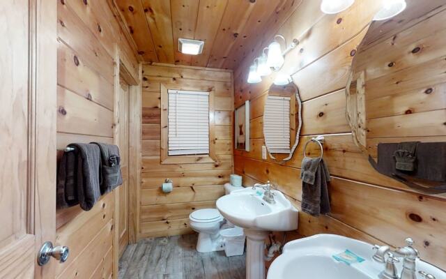 Pleasant Hollow 2 Bedroom Cabin by Redawning